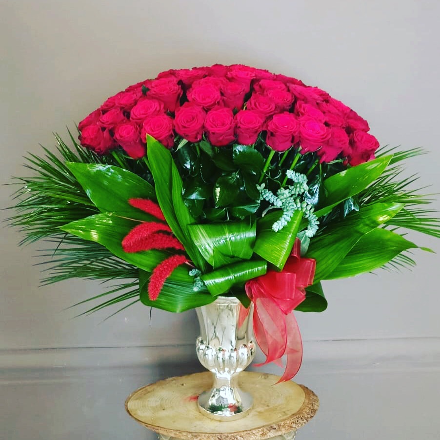 Gümüş Vazoda Güller